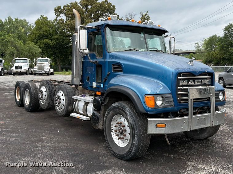 image for item FU4538 2002 Mack CV truck cab and chassis