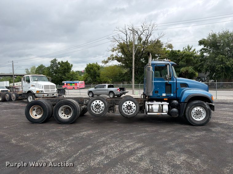 image for item FU4538 2002 Mack CV truck cab and chassis