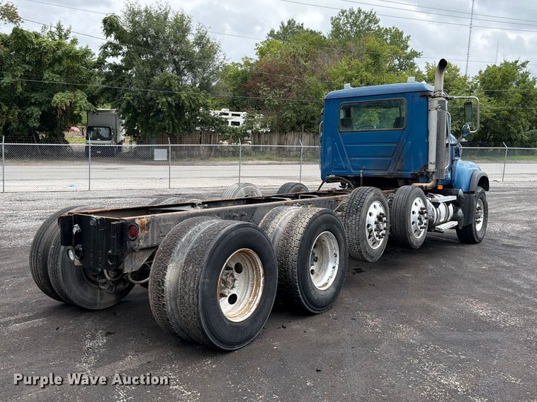 image for item FU4538 2002 Mack CV truck cab and chassis