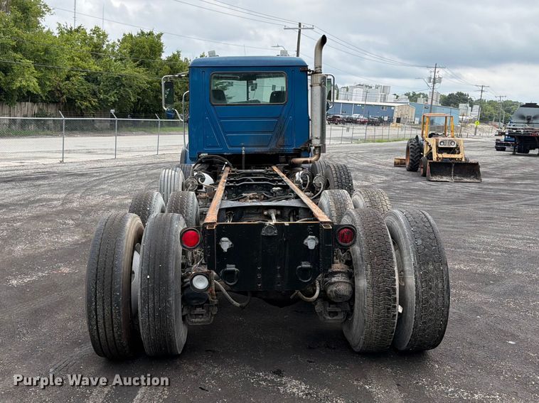 image for item FU4538 2002 Mack CV truck cab and chassis
