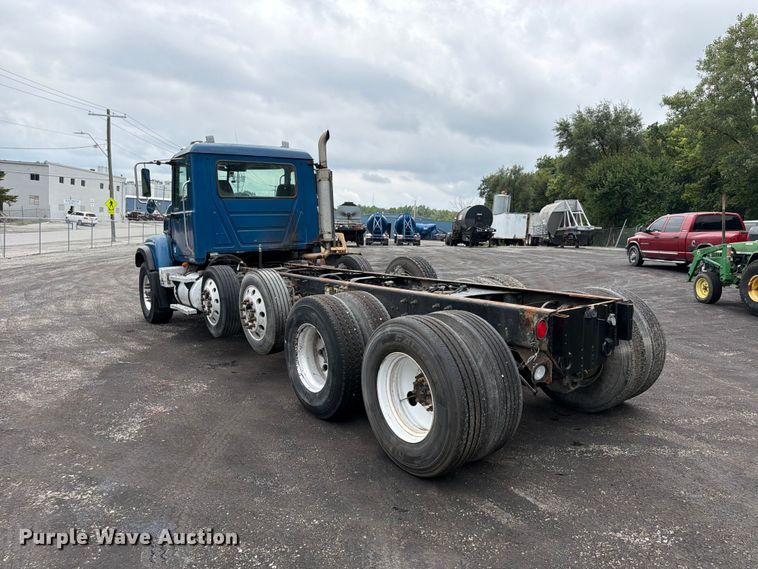 image for item FU4538 2002 Mack CV truck cab and chassis