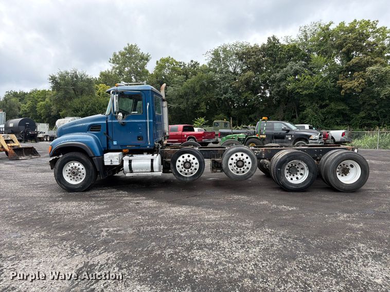image for item FU4538 2002 Mack CV truck cab and chassis