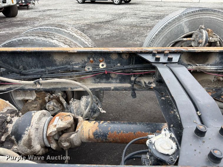 image for item FU4538 2002 Mack CV truck cab and chassis