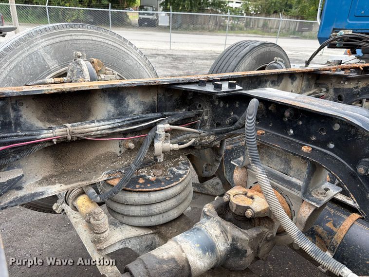 image for item FU4538 2002 Mack CV truck cab and chassis