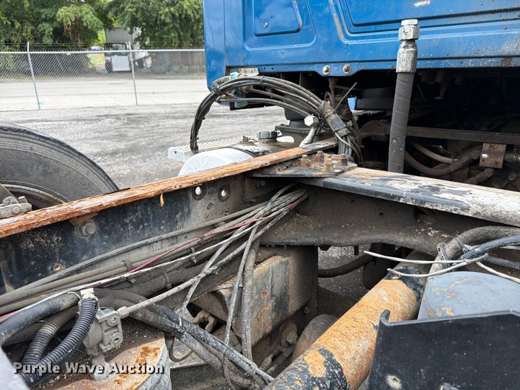 image for item FU4538 2002 Mack CV truck cab and chassis