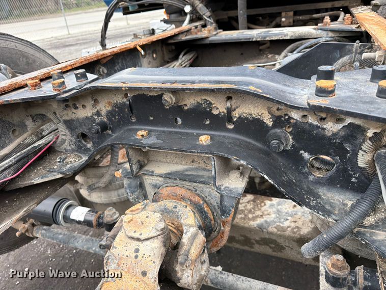 image for item FU4538 2002 Mack CV truck cab and chassis