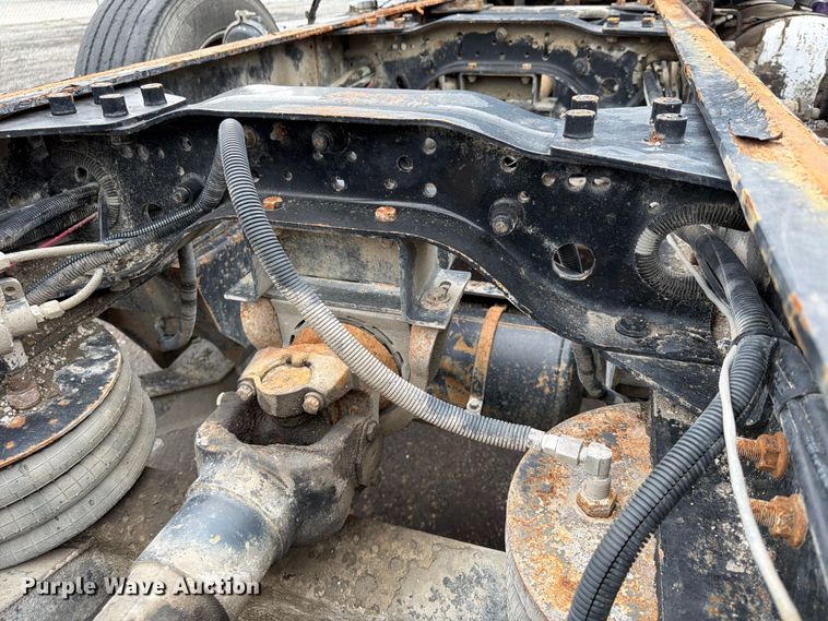 image for item FU4538 2002 Mack CV truck cab and chassis