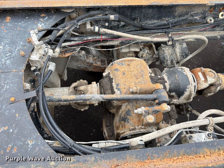 image for item FU4538 2002 Mack CV truck cab and chassis