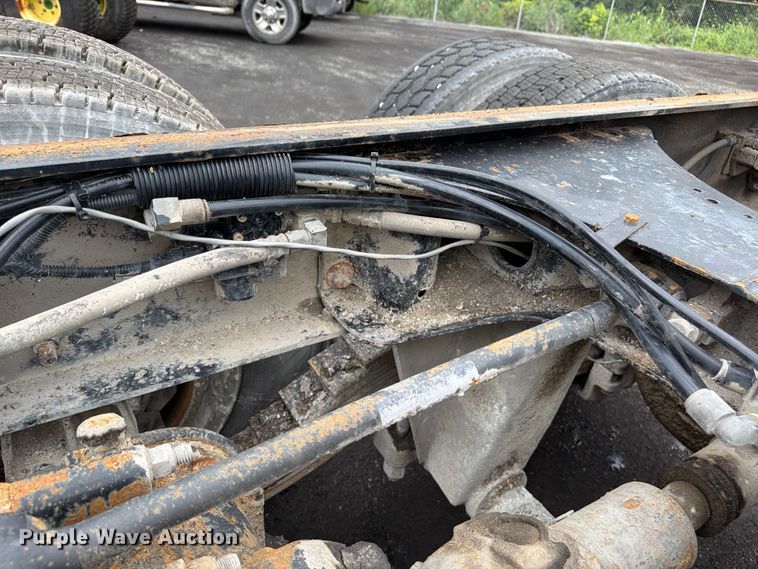 image for item FU4538 2002 Mack CV truck cab and chassis
