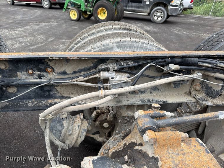 image for item FU4538 2002 Mack CV truck cab and chassis