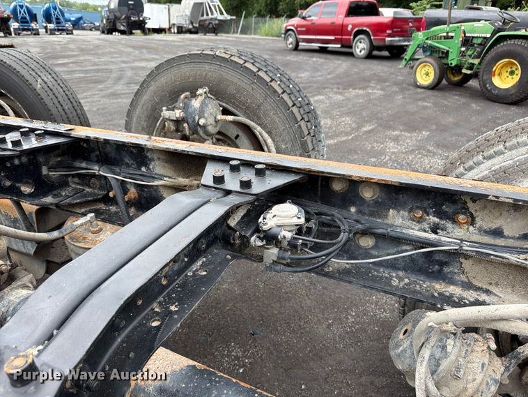 image for item FU4538 2002 Mack CV truck cab and chassis