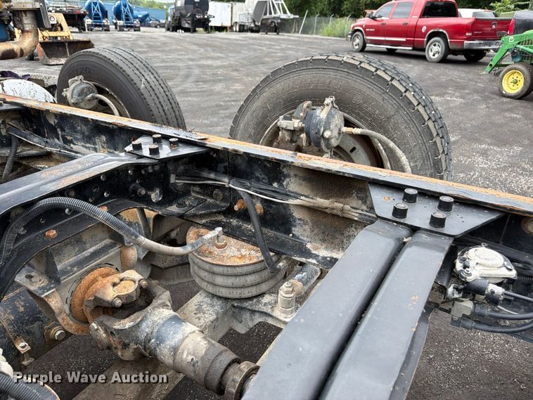 image for item FU4538 2002 Mack CV truck cab and chassis