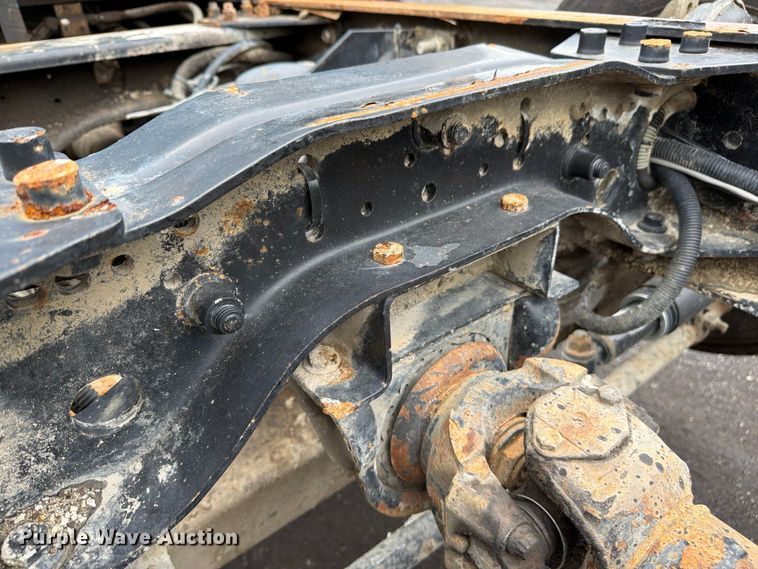 image for item FU4538 2002 Mack CV truck cab and chassis