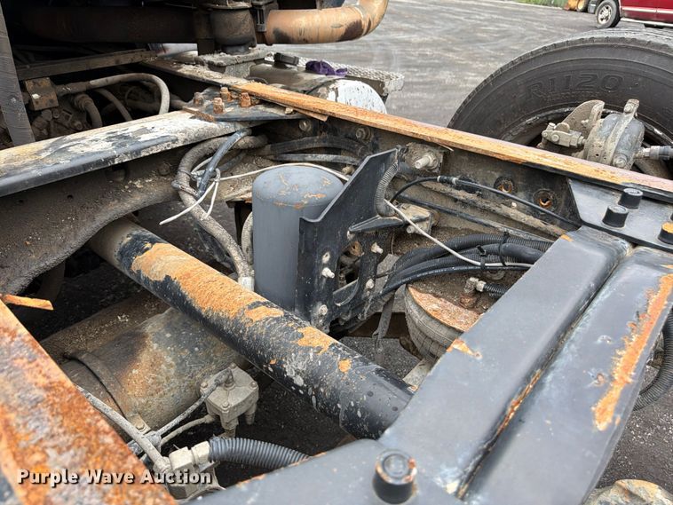 image for item FU4538 2002 Mack CV truck cab and chassis