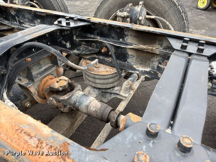 image for item FU4538 2002 Mack CV truck cab and chassis
