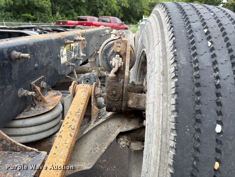 image for item FU4538 2002 Mack CV truck cab and chassis