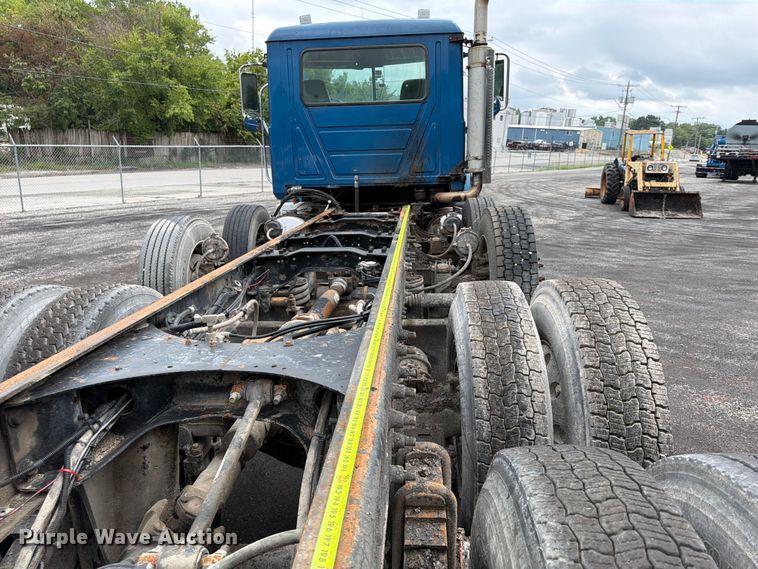 image for item FU4538 2002 Mack CV truck cab and chassis