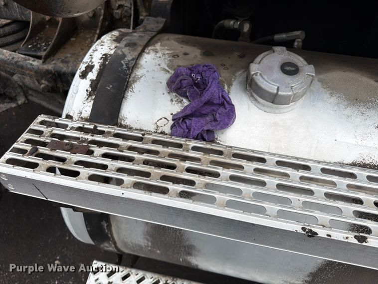 image for item FU4538 2002 Mack CV truck cab and chassis