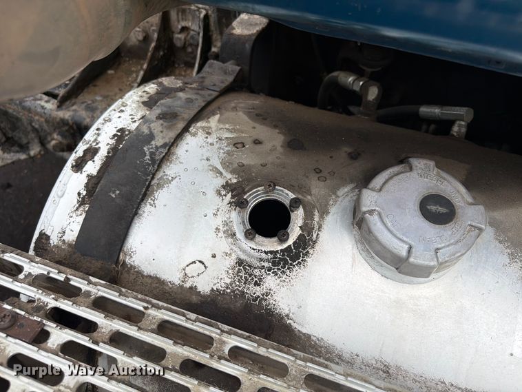 image for item FU4538 2002 Mack CV truck cab and chassis