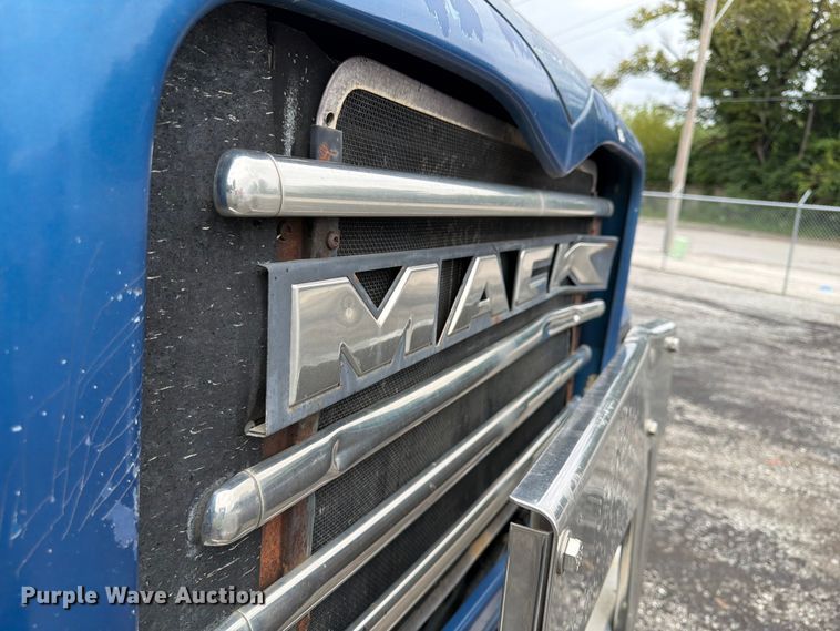 image for item FU4538 2002 Mack CV truck cab and chassis