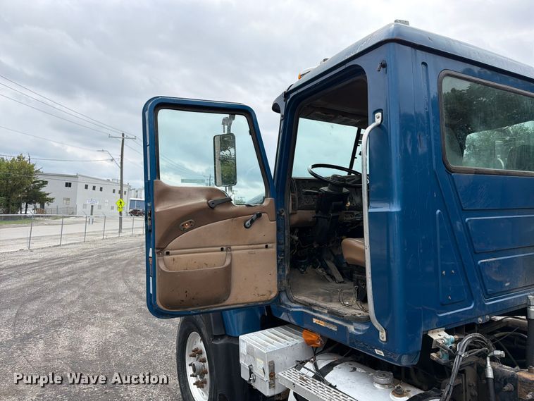 image for item FU4538 2002 Mack CV truck cab and chassis