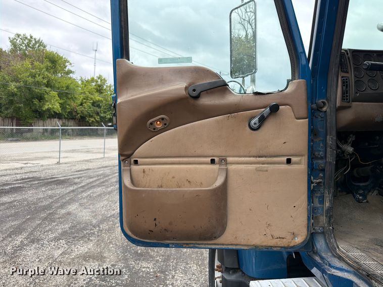 image for item FU4538 2002 Mack CV truck cab and chassis