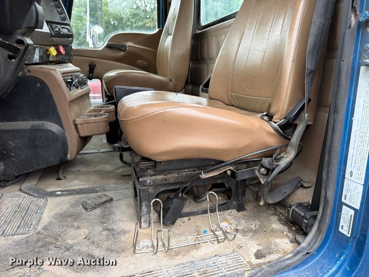 image for item FU4538 2002 Mack CV truck cab and chassis