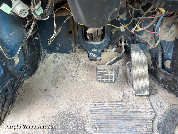 image for item FU4538 2002 Mack CV truck cab and chassis