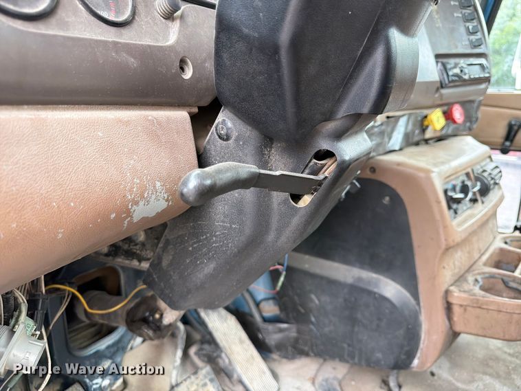 image for item FU4538 2002 Mack CV truck cab and chassis