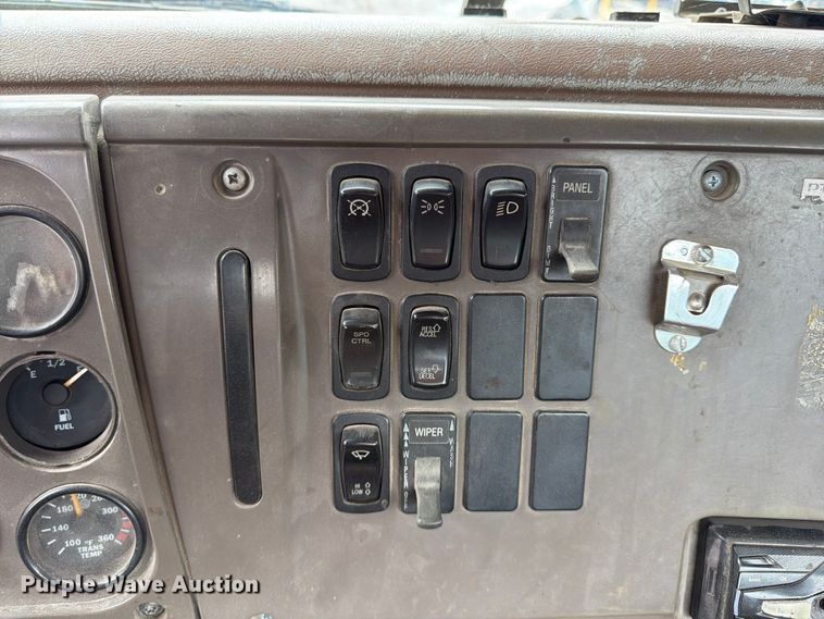 image for item FU4538 2002 Mack CV truck cab and chassis