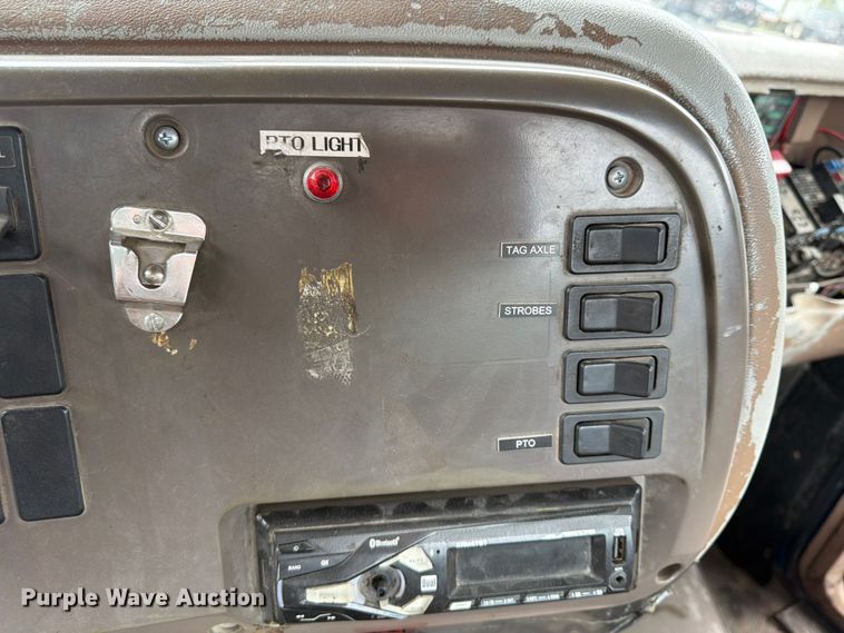 image for item FU4538 2002 Mack CV truck cab and chassis