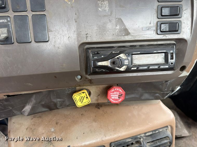 image for item FU4538 2002 Mack CV truck cab and chassis
