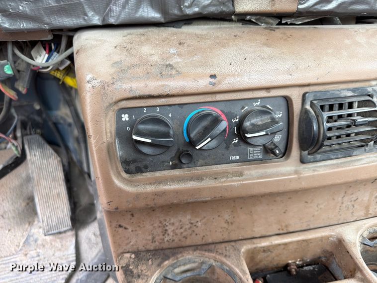 image for item FU4538 2002 Mack CV truck cab and chassis
