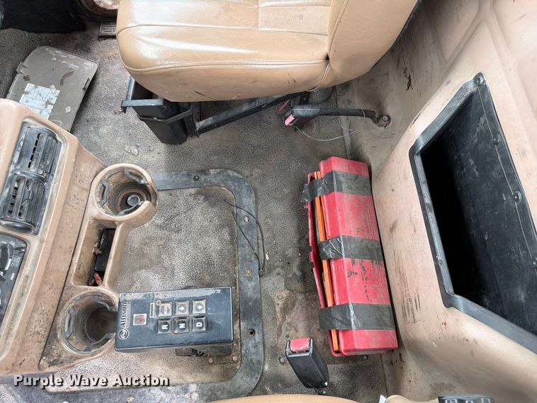 image for item FU4538 2002 Mack CV truck cab and chassis