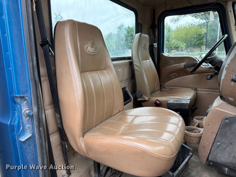 image for item FU4538 2002 Mack CV truck cab and chassis
