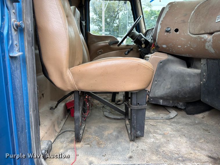 image for item FU4538 2002 Mack CV truck cab and chassis