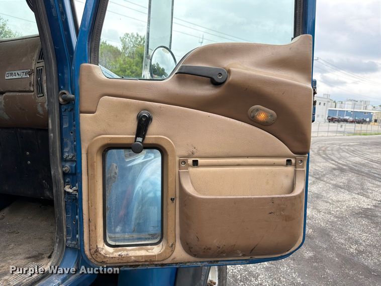 image for item FU4538 2002 Mack CV truck cab and chassis