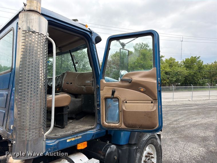 image for item FU4538 2002 Mack CV truck cab and chassis