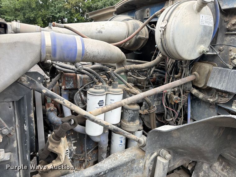 image for item FU4538 2002 Mack CV truck cab and chassis