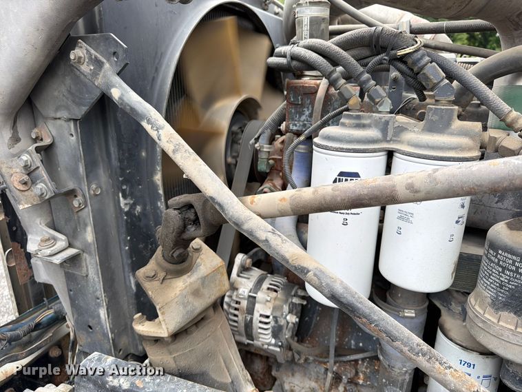 image for item FU4538 2002 Mack CV truck cab and chassis