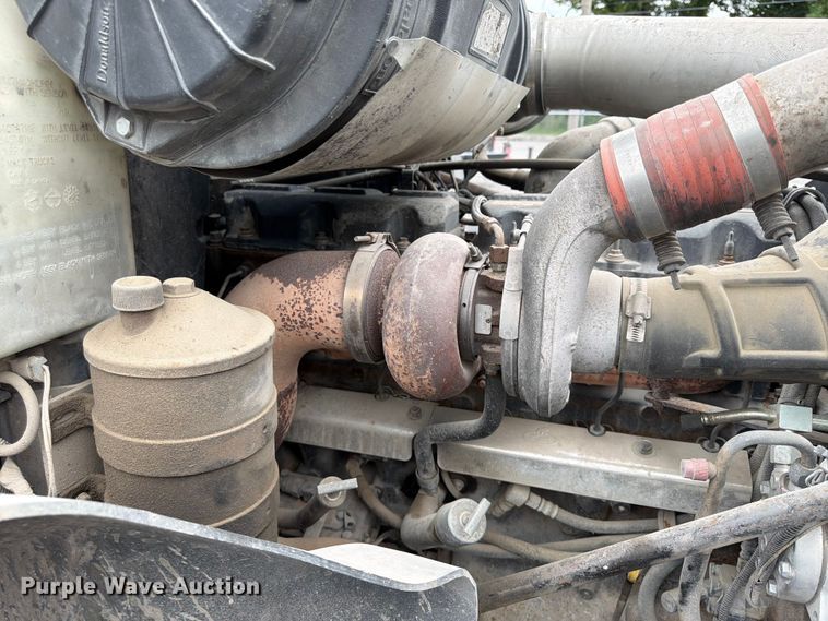 image for item FU4538 2002 Mack CV truck cab and chassis