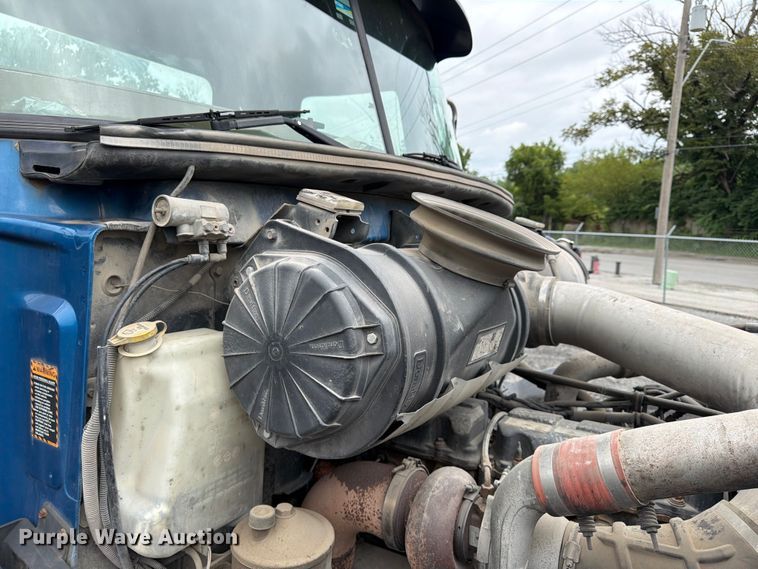 image for item FU4538 2002 Mack CV truck cab and chassis