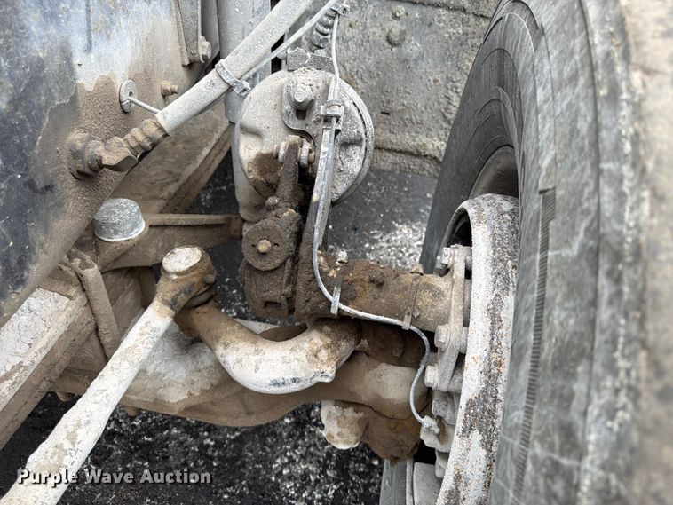 image for item FU4538 2002 Mack CV truck cab and chassis