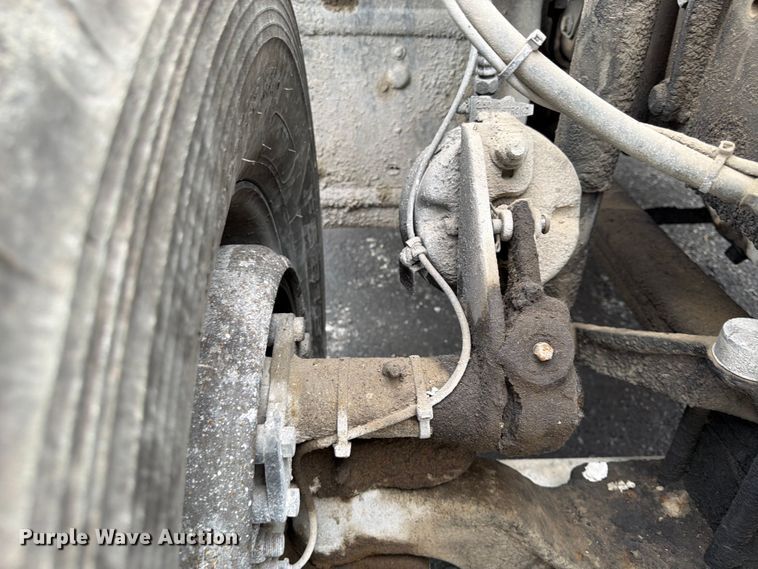 image for item FU4538 2002 Mack CV truck cab and chassis