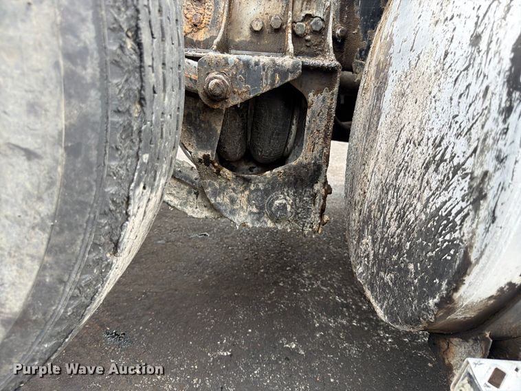 image for item FU4538 2002 Mack CV truck cab and chassis