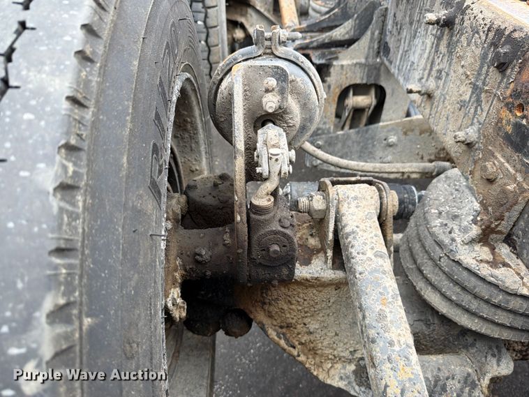 image for item FU4538 2002 Mack CV truck cab and chassis