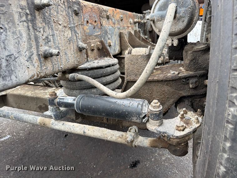 image for item FU4538 2002 Mack CV truck cab and chassis