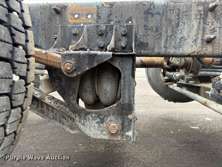 image for item FU4538 2002 Mack CV truck cab and chassis