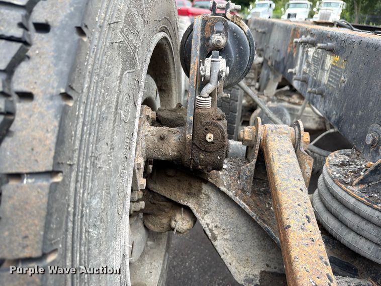 image for item FU4538 2002 Mack CV truck cab and chassis