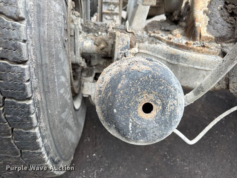 image for item FU4538 2002 Mack CV truck cab and chassis